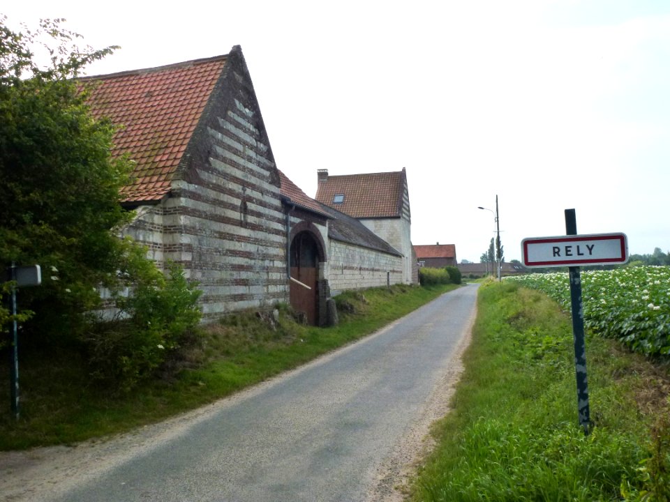 Rely (Pas-de-Calais) city limit sign and farm