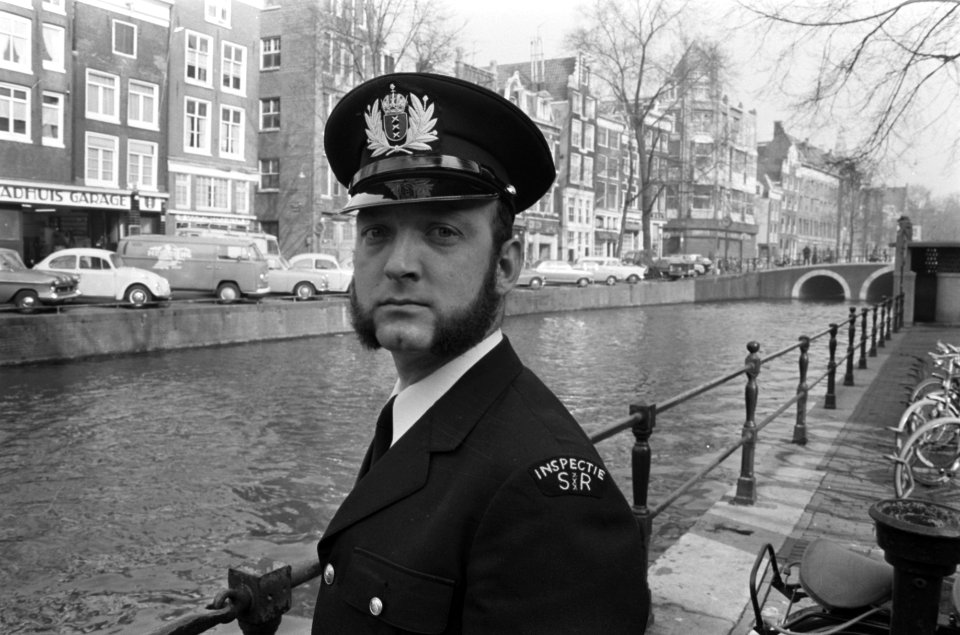 Reinigingscontroleurs in Amsterdam. Reinigingscontroleur E. J. H. Vogel in unifo, Bestanddeelnr 923-3361