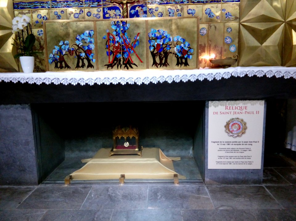 Relique Jean-Paul II - sanctuaire de Lourdes 01
