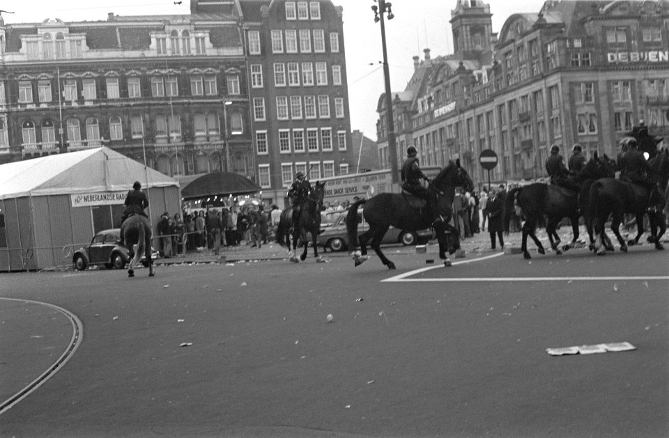 Relletjes in Amsterdam op Koninginnedag nr. 10 jonger hebben een tafel en stoe, Bestanddeelnr 922-3616