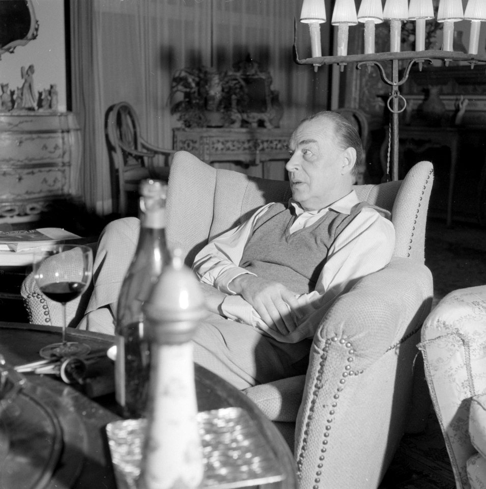Remarque in gesprek, zittende in een armstoel in zijn woonkamer in de villa in P, Bestanddeelnr 254-4719
