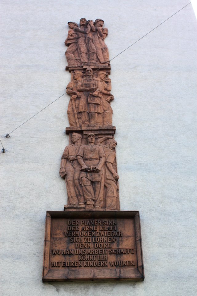 Relief Bauhandwerker Rinnböckstraße 35-43