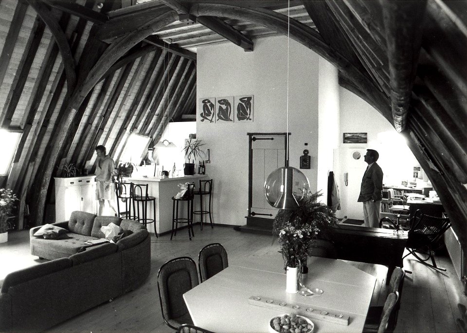 Remonstrants Hofje aan de Ursulastraat 16. Heel duidelijk is nog de booggvorm van de oude kapel van het v.m. Ursulinenklooster te zien op de zolderkamer. Aangekocht in 1991 van United Photos de Boer b