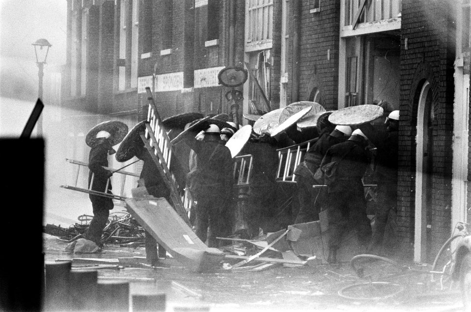Rellen bij ontruiming panden in Nieuwmarktbuurt in Amsterdam politie bestormd h, Bestanddeelnr 927-8249