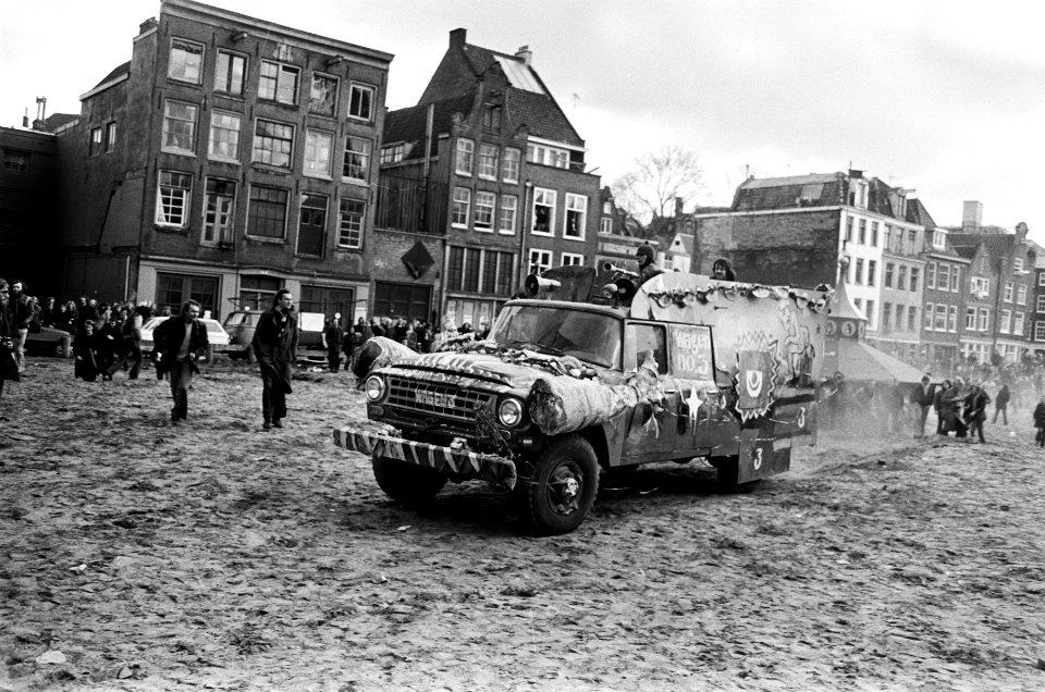 Rellen bij ontruiming panden in Nieuwmarktbuurt in Amsterdam zelfgebouwde pants, Bestanddeelnr 927-8244