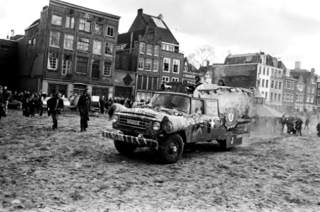 Rellen bij ontruiming panden in Nieuwmarktbuurt in Amsterdam zelfgebouwde pants, Bestanddeelnr 927-8244