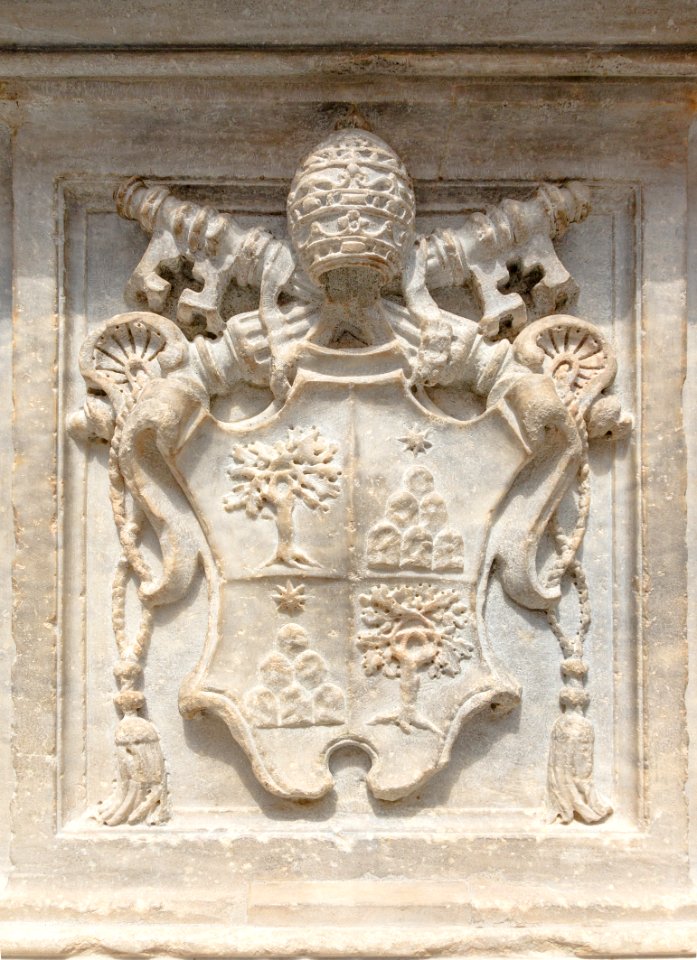 Relief CoA Alexandre VII pedestal Pulcino santa Maria sopra Minerva, Rome, Italy