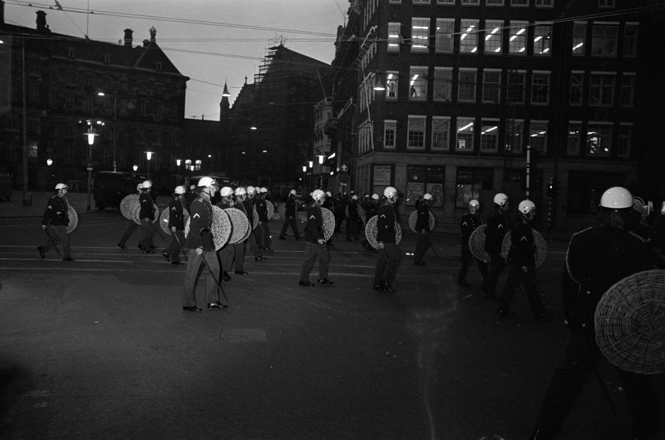Rellen in Amsterdam bij de Dam politie met schilden, Bestanddeelnr 923-7836