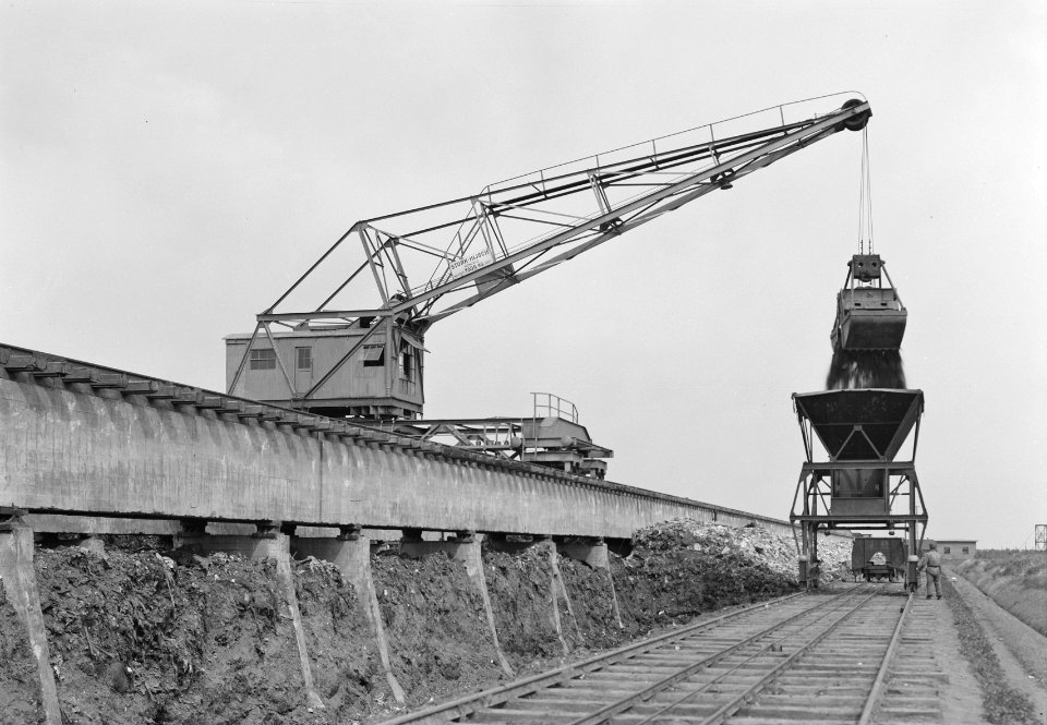 Reiniging afvalwater, verwerken stadsvuil, grote kraan, Bestanddeelnr 159-1114