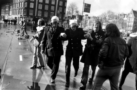 Rellen bij ontruiming panden in Nieuwmarktbuurt in Amsterdam gewonde politieman, Bestanddeelnr 927-8231 photo