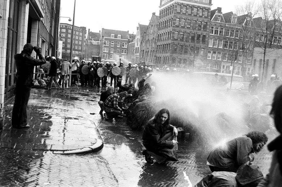 Rellen bij ontruiming panden in Nieuwmarktbuurt in Amsterdam waterkanon in acti, Bestanddeelnr 927-8237