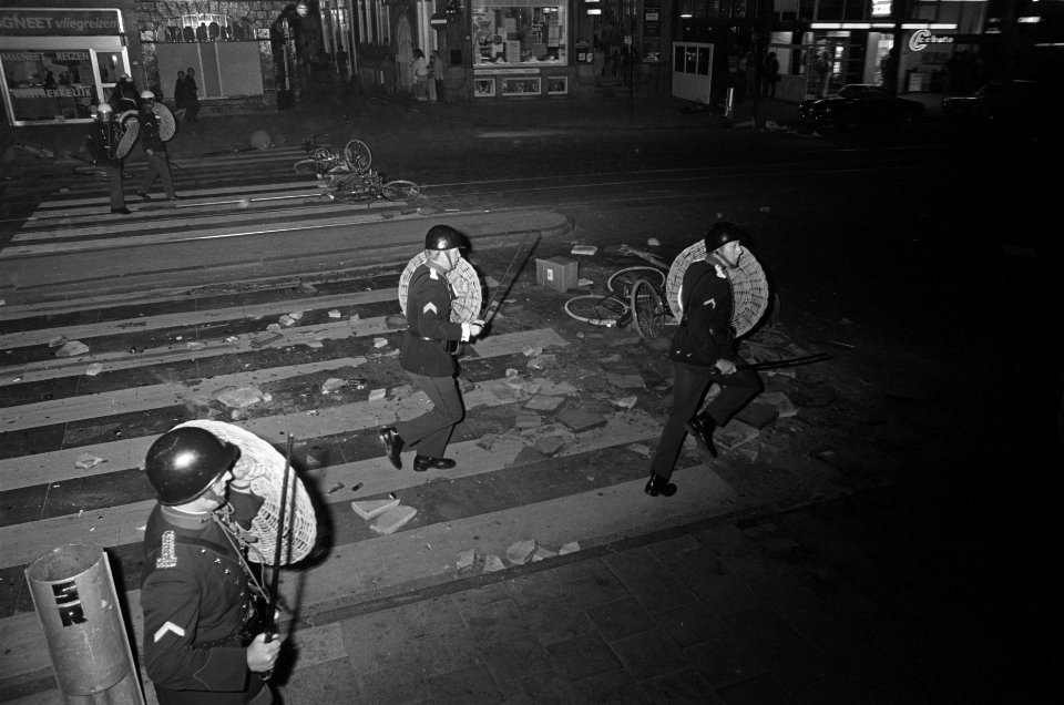 Rellen in Amsterdam bij de Dam nr. 26 agenten met helm en schild, Bestanddeelnr 923-7832