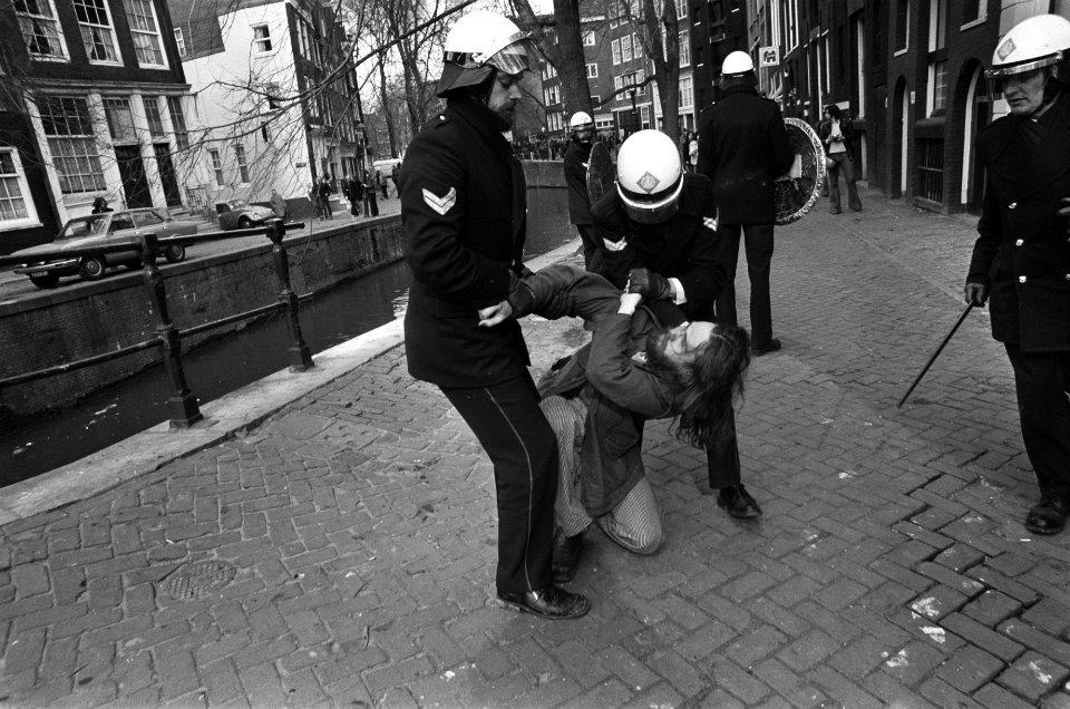 Rellen bij ontruiming panden in Nieuwmarktbuurt in Amsterdam arrestant wordt we, Bestanddeelnr 927-8256