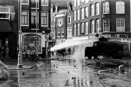 Rellen bij ontruiming panden in Nieuwmarktbuurt in Amsterdam demonstranten gooi, Bestanddeelnr 927-8243