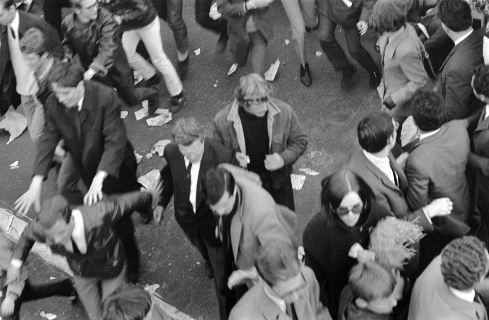Relletjes in Amsterdam op Koninginnedag nr. 10 jonger hebben een tafel en stoe, Bestanddeelnr 922-3623
