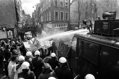 Rellen bij ontruiming panden in Nieuwmarktbuurt in Amsterdam waterkanon in acti, Bestanddeelnr 927-8238