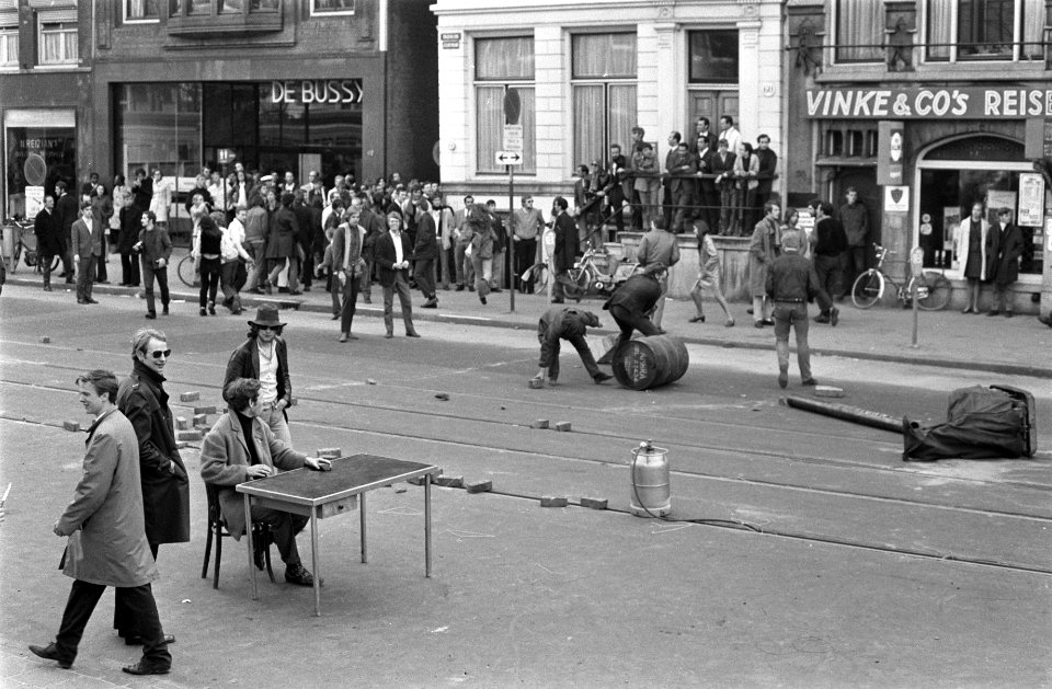 Relletjes in Amsterdam op Koninginnedag nr. 10 jongeren hebben een tafel en st, Bestanddeelnr 922-3612