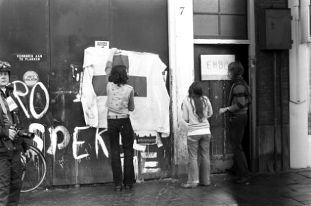 Rellen bij ontruiming panden in Nieuwmarktbuurt in Amsterdam Rode Kruis post in, Bestanddeelnr 927-8255