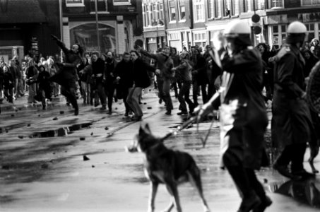 Rellen bij ontruiming panden in Nieuwmarktbuurt in Amsterdam demonstranten gooi, Bestanddeelnr 927-8242