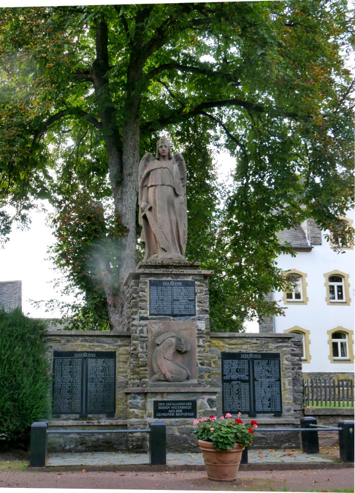 ReinsfeldKriegerdenkmalH1a