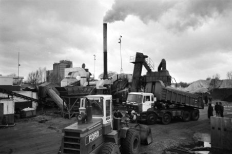 Reiniging van giftige grond in de uitgloei-installatie op het terrein Lage Weide, Bestanddeelnr 932-4550
