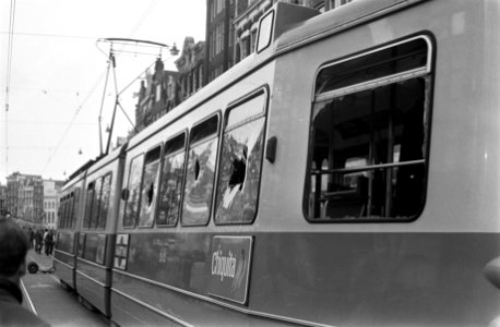 Relletjes in Amsterdam op Koninginnedag nr. 10 jonger hebben een tafel en stoe, Bestanddeelnr 922-3614