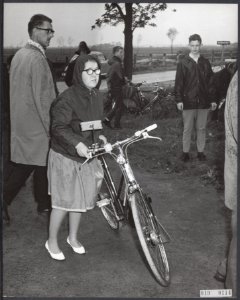 Reeks 019-0114 tm 019-0117 prinses Christina met haar studiegenoten op werkwee, Bestanddeelnr 019-0114
