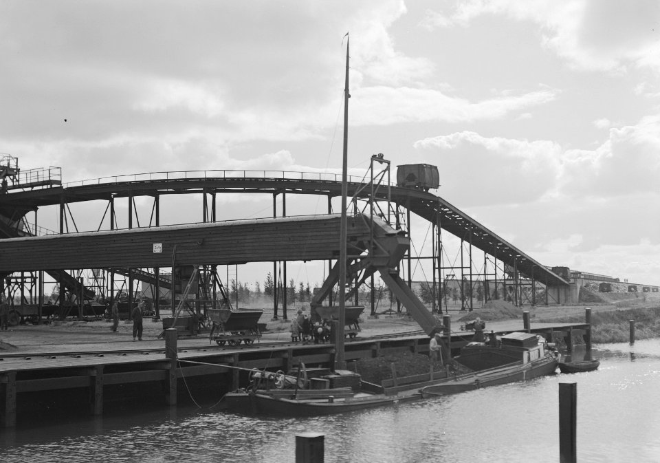 Reiniging afvalwater, verwerken stadsvuil, arbeiders, lossen compost, schepen, Bestanddeelnr 159-1120