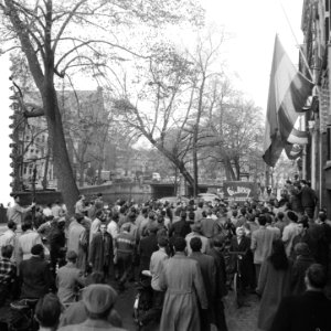 Relletjes op de Keizersgracht bij het redactiekantoor van De Waarheid in het geb, Bestanddeelnr 908-1257
