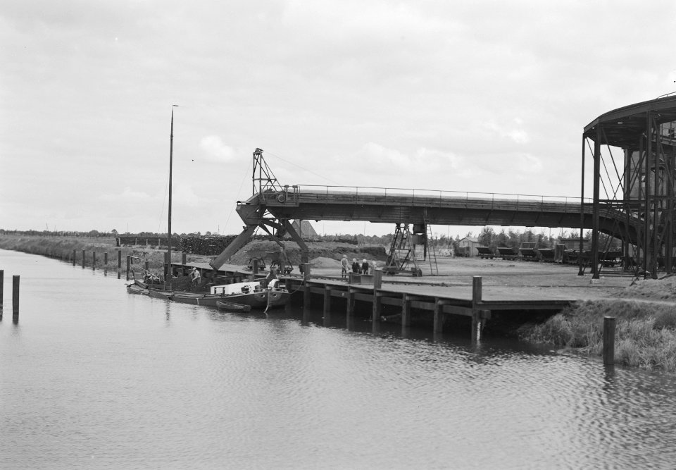 Reiniging afvalwater, verwerken stadsvuil, arbeiders, lossen compost, schepen, Bestanddeelnr 159-1121