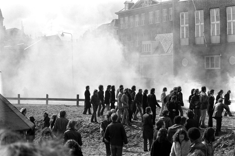 Rellen bij ontruiming panden in Nieuwmarktbuurt in Amsterdam traangasacties, Bestanddeelnr 927-8258