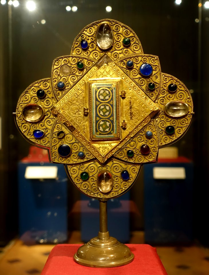 Reliquary phylactery with a finger of Marie d'Oignes, by Hugo de Walcourt workshop, c. 1230 AD, wood, gilt copper, enamel, semi-precious stones - Cinquantenaire Museum - Brussels, Belgium - DSC08837
