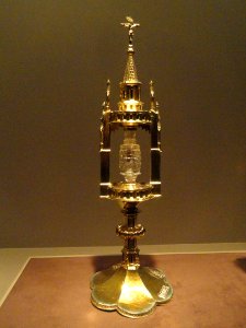 Reliquary with Tooth of Saint John the Baptist, rock crystal c. 1000, Egypt, silver gilt metalwork 1375-1400, Braunschweig, Germany - Art Institute of Chicago - DSC09666