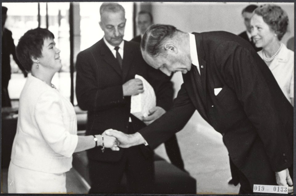 Reeks 019-0132 tm 019-0133 minister Luns wenst prinses Christina een goede rei, Bestanddeelnr 019-0133