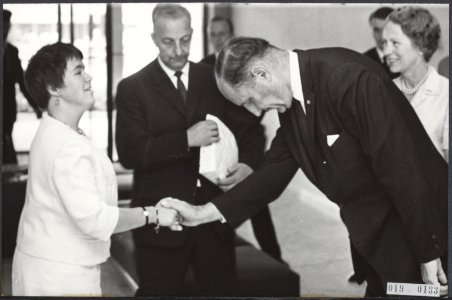 Reeks 019-0132 tm 019-0133 minister Luns wenst prinses Christina een goede rei, Bestanddeelnr 019-0133