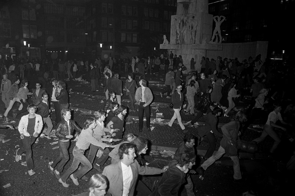 Rellen in Amsterdam op de Dam jongeren rennen voor Nationaal Monument, Bestanddeelnr 923-7865