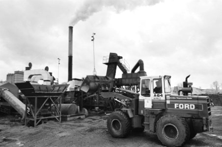 Reiniging van giftige grond in de uitgloei-installatie op het terrein Lage Weide, Bestanddeelnr 932-4551