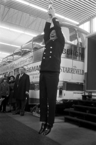 Reg Arney (Stan van Dubbeldekkers) op bedrijfsautotentoonstelling in RAI, Bestanddeelnr 925-3907