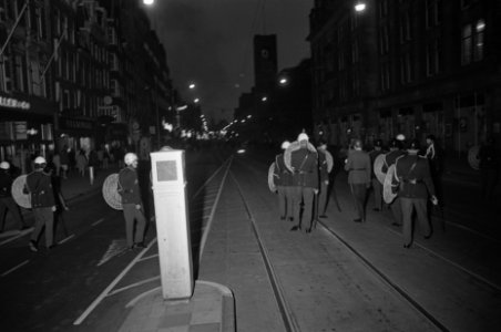Rellen in Amsterdam bij de Dam politie, Bestanddeelnr 923-7839