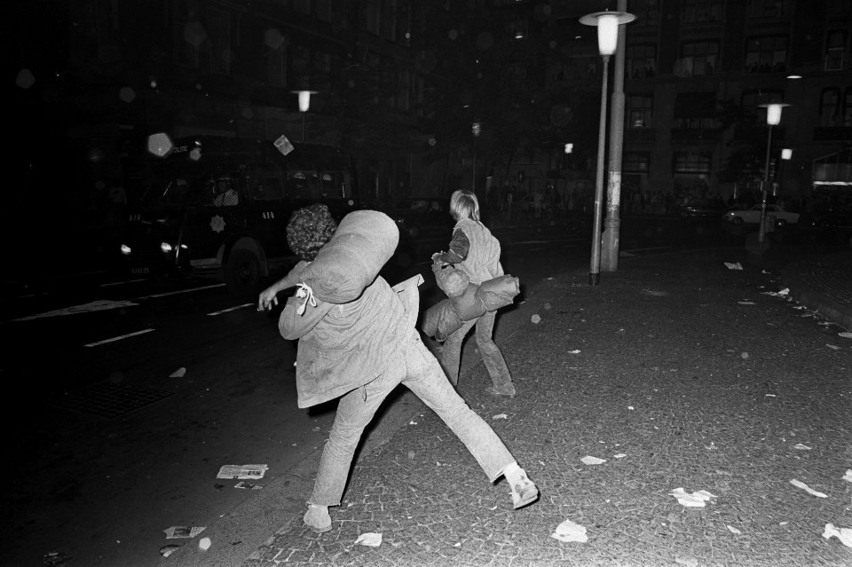 Rellen in verband met slaapverbod op Dam, Amsterdam jongens gooien stenen en fi, Bestanddeelnr 923-7763