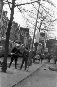 Relletjes in Amsterdam op Koninginnedag nr. 10 jonger hebben een tafel en stoe, Bestanddeelnr 922-3613
