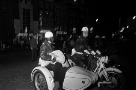 Rellen in Amsterdam bij de Dam motorpolitie, Bestanddeelnr 923-7829