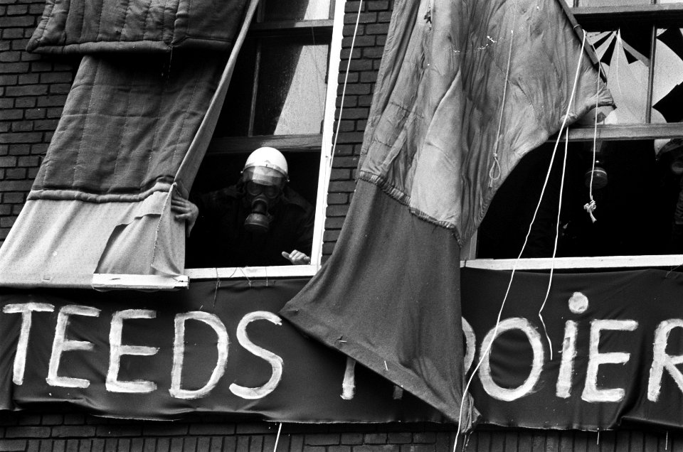 Rellen bij ontruiming panden in Nieuwmarktbuurt in Amsterdam politie in huis, Bestanddeelnr 927-8251