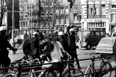Rellen bij ontruiming panden in Nieuwmarktbuurt in Amsterdam politie slaags met, Bestanddeelnr 927-8245 photo