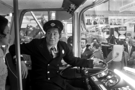 Reg Arney (Stan van Dubbeldekkers) op bedrijfsautotentoonstelling in RAI, Bestanddeelnr 925-3906