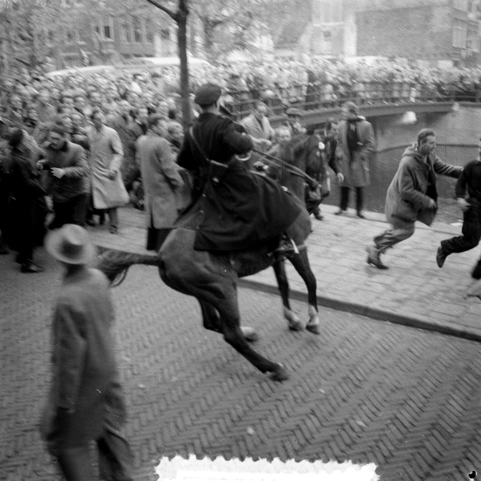 Relletjes op de Keizersgracht bij het redactiekantoor van De Waarheid in het geb, Bestanddeelnr 908-1258