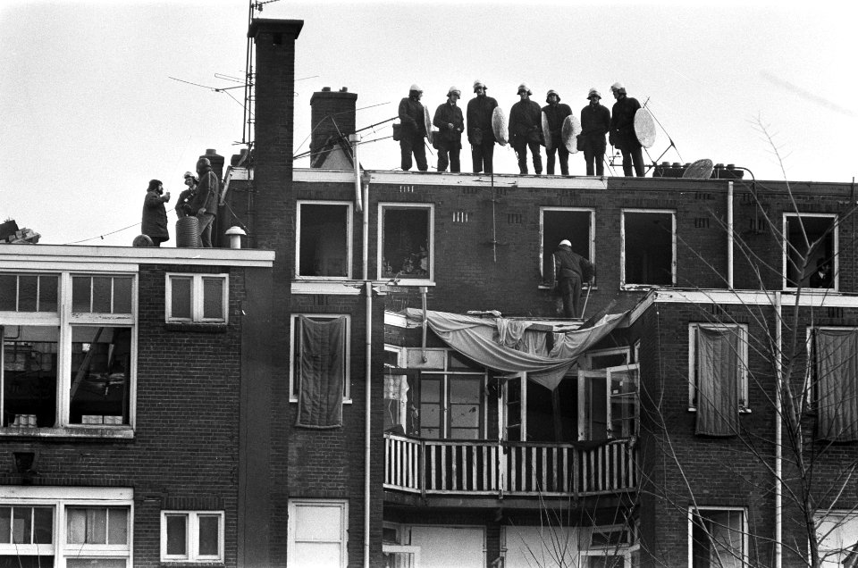 Rellen bij ontruiming panden in Nieuwmarktbuurt in Amsterdam politie op het dak, Bestanddeelnr 927-8252