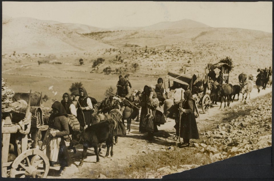 Refugees returning to villages captured by Serbians., Bestanddeelnr 158-2164