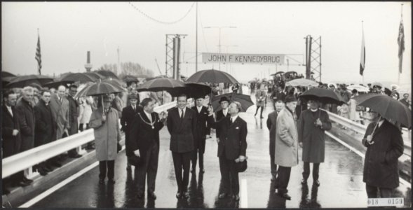 Reeks 018-0159 tm 018-0160 Claus opent de Kennedybrug in Maastricht, Bestanddeelnr 018-0159
