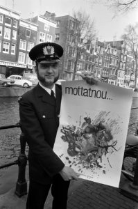 Reinigingscontroleurs in Amsterdam. Reinigingscontroleur E. J. H. Vogel met affi, Bestanddeelnr 923-3362